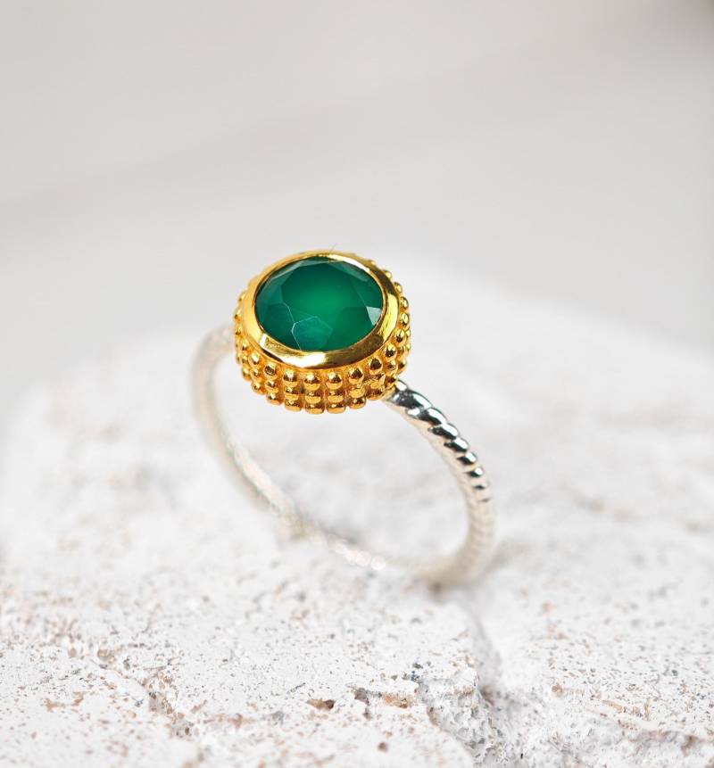 Bicolor Ring Aus 925 Silber Und 18K Vergoldet, Statement Damenring Mit Facettiertem Onyx Grün von CocosyBerlin