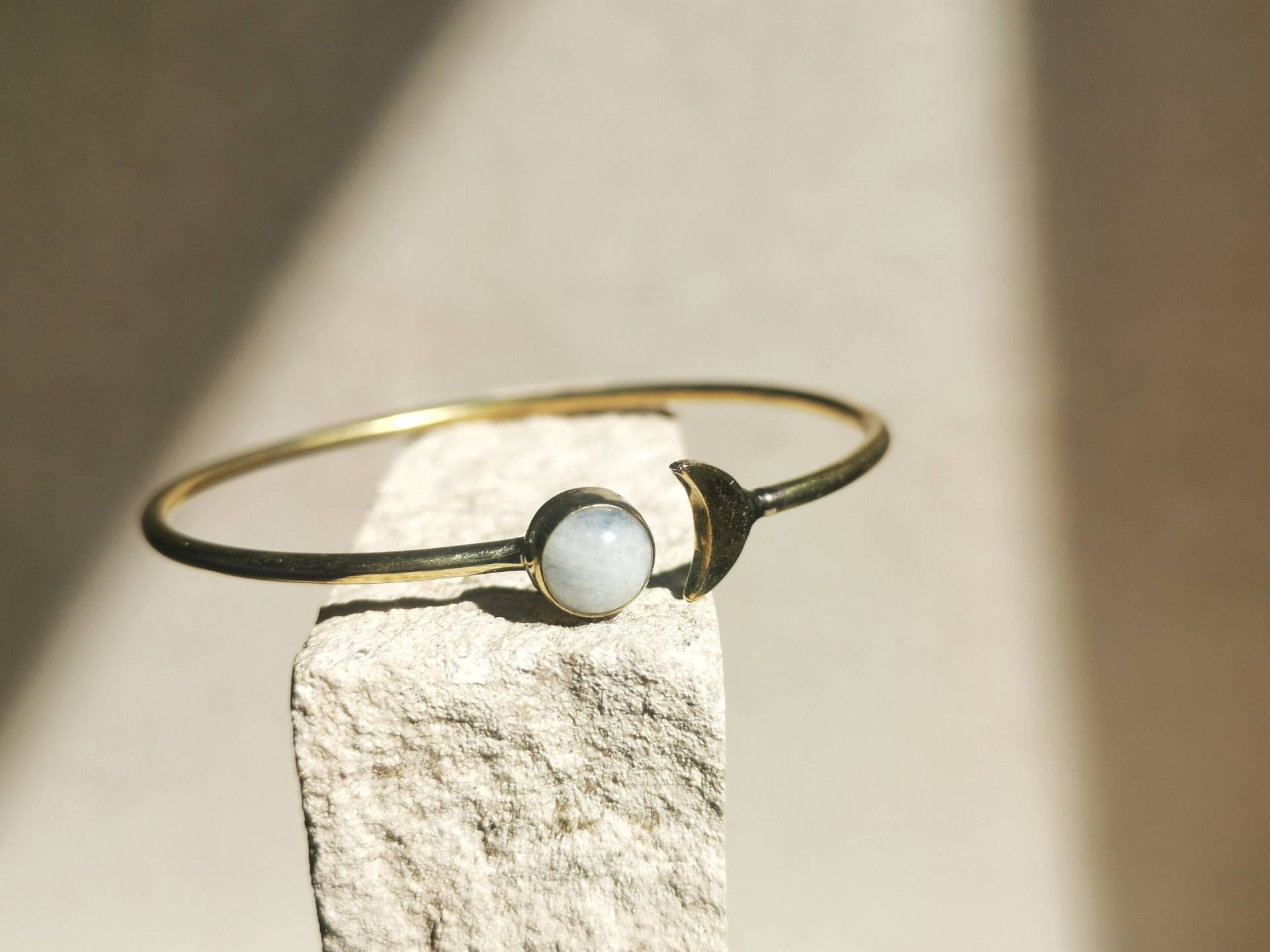 Halbmond Armreif Aus Goldenem Messing Mit Mondstein, Mondphasen Band von CocosyBerlin