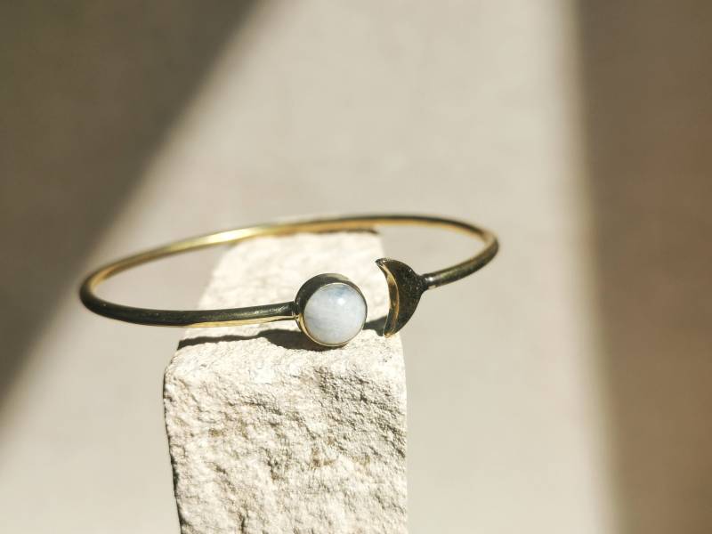 Halbmond Armreif Aus Goldenem Messing Mit Mondstein, Mondphasen Band von CocosyBerlin