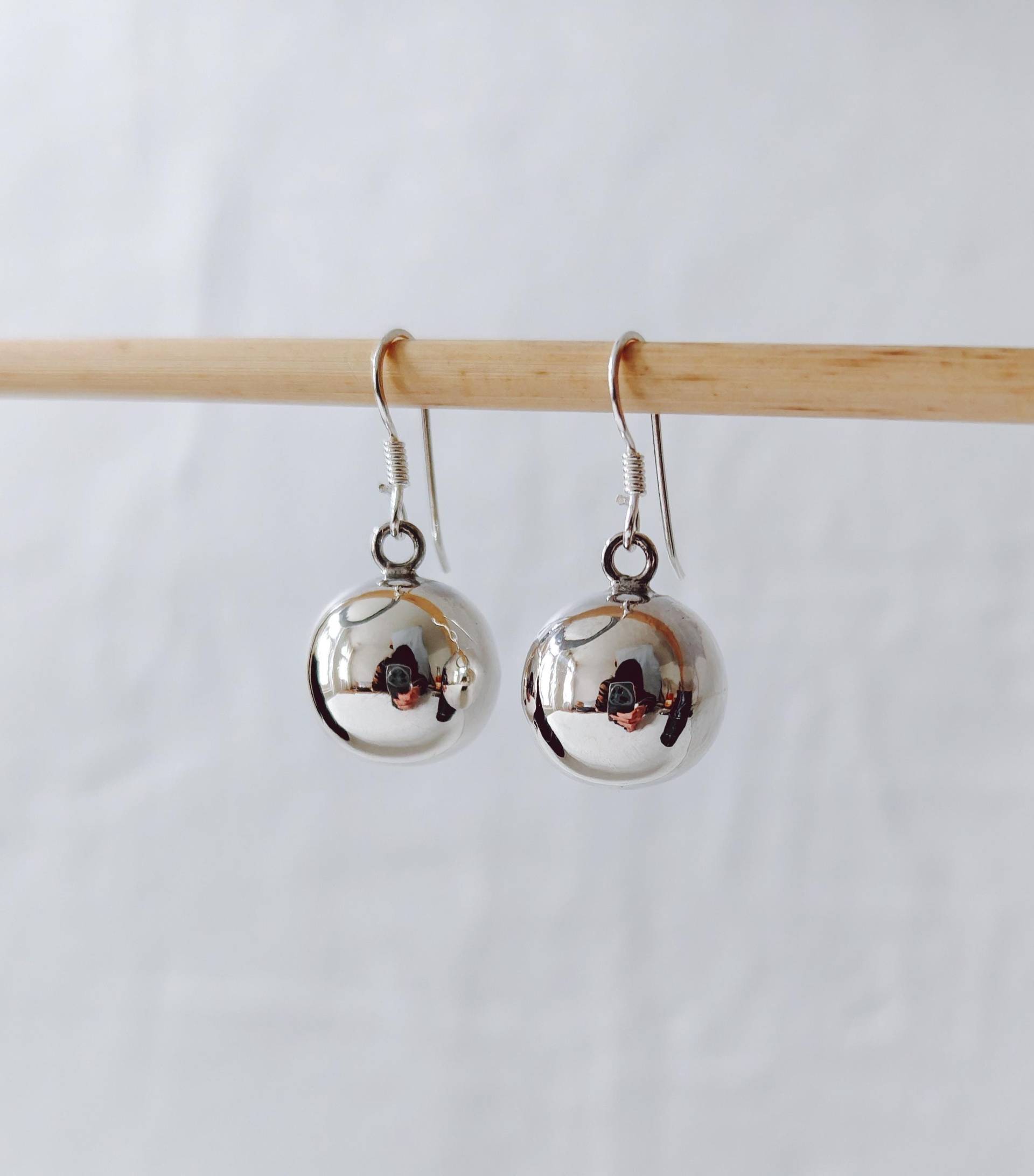 Kleine Sterling Silber Hängende Ohrringe Mit Kugel, 925 Kugel Anhänger, Schlichte Charm von CocosyBerlin