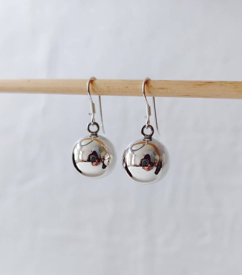 Kleine Sterling Silber Hängende Ohrringe Mit Kugel, 925 Kugel Anhänger, Schlichte Charm von CocosyBerlin