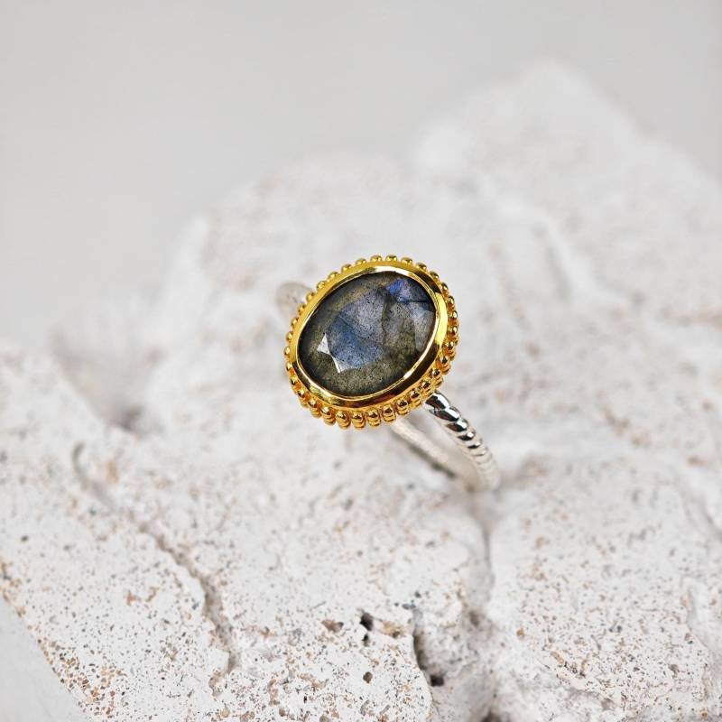 Bicolor Ring Aus 925 Silber 18K Vergoldet, Damenring Mit Ovalem Labradorit Stein von CocosyBerlin