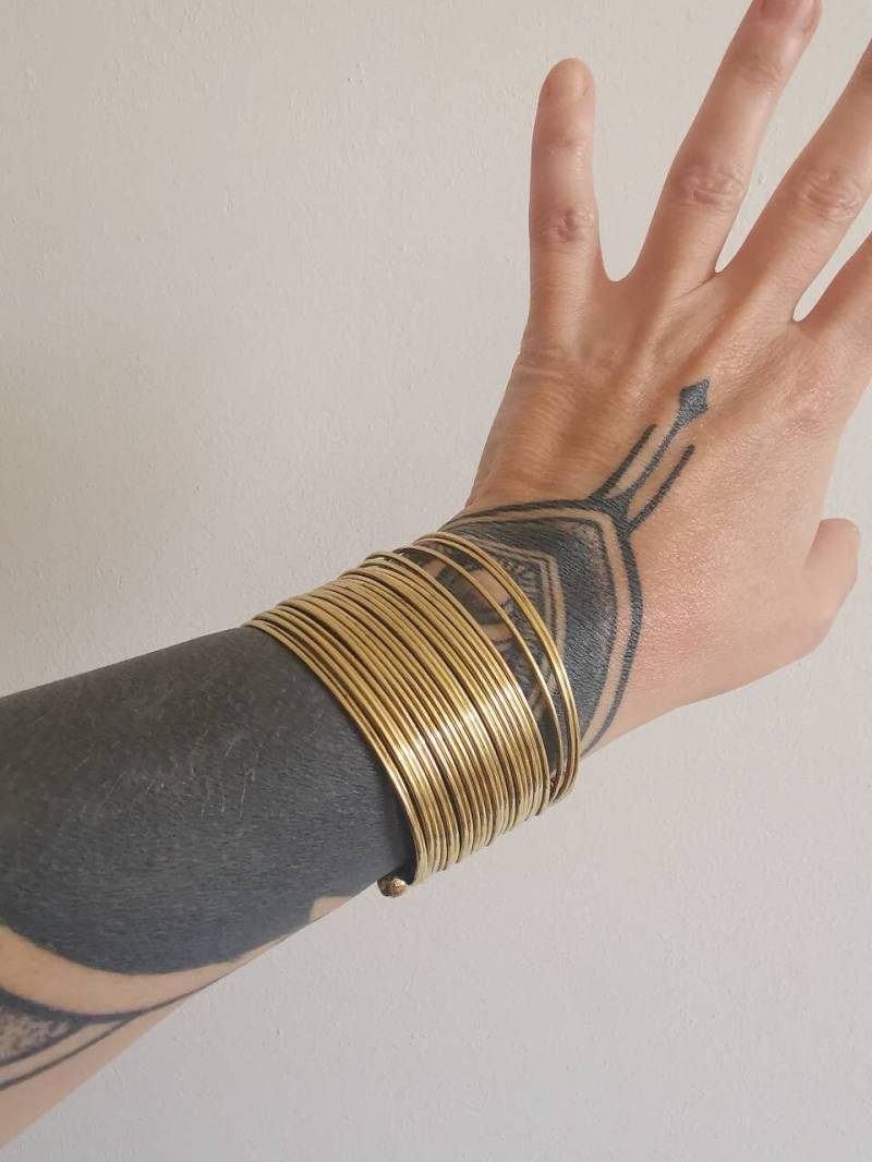 Manschettenarmband Aus Goldenem Messing, Breiter Statement Armreif Mehrreihig von CocosyBerlin