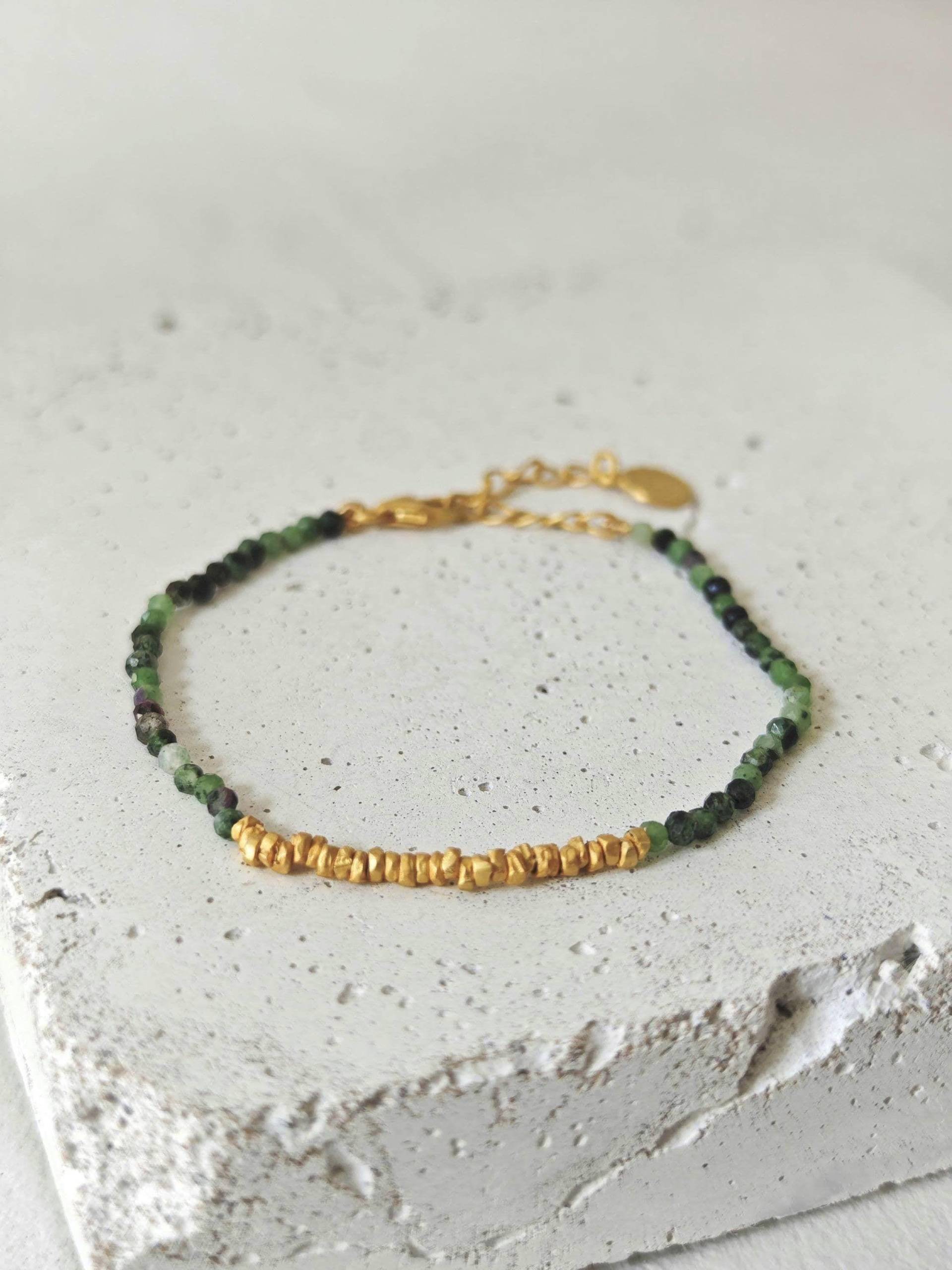 Perlenarmband 925 Silver Vergoldet Und Rubin-Zoisit Edelsteinen, Boho Armband Mit Perlen Grün Gold, Handarbeit von CocosyBerlin