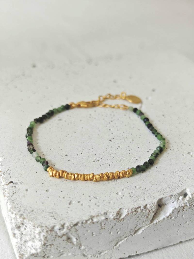 Perlenarmband 925 Silver Vergoldet Und Rubin-Zoisit Edelsteinen, Boho Armband Mit Perlen Grün Gold, Handarbeit von CocosyBerlin