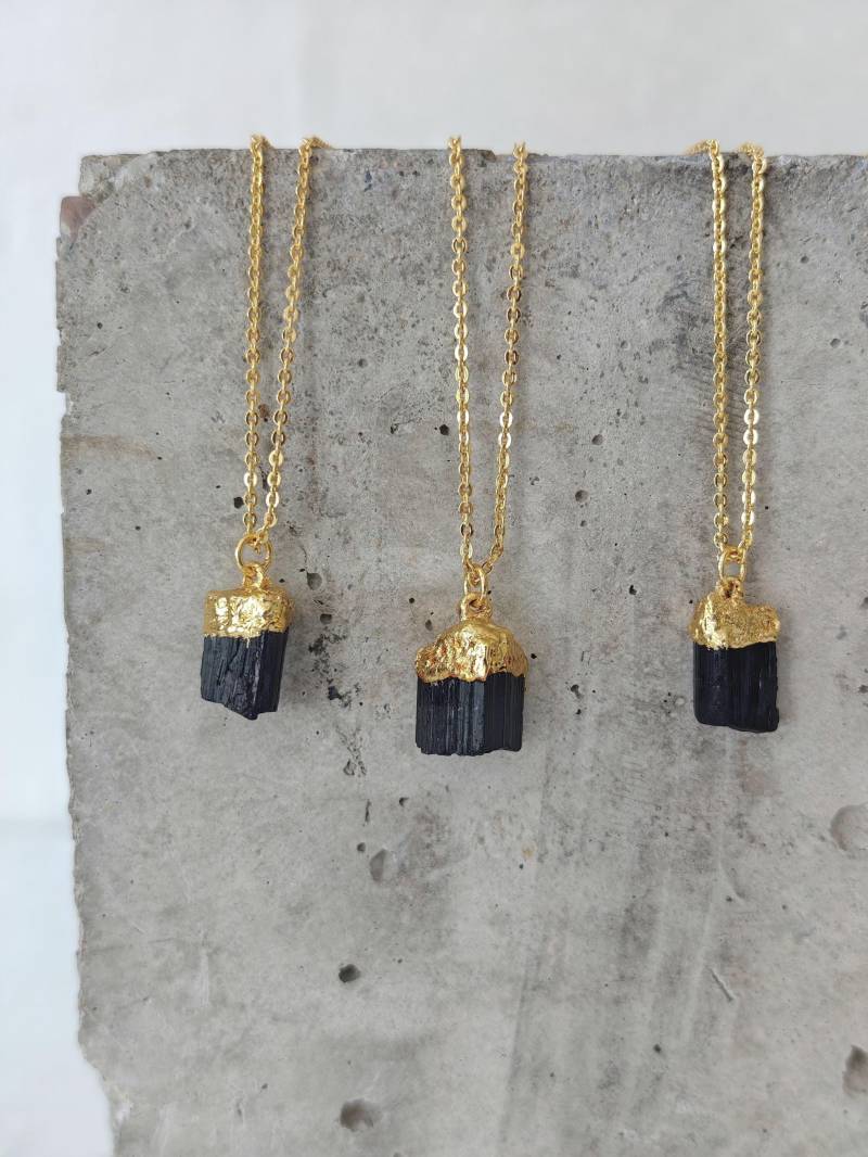Turmalin Kette Vergoldet, Handgemachte Edelstein Halskette, Schwarzer Anhänger Turmalin Kette Vergoldet, Handgemachte Edelstein Halskette, Schwarzer Anhänger von CocosyBerlin