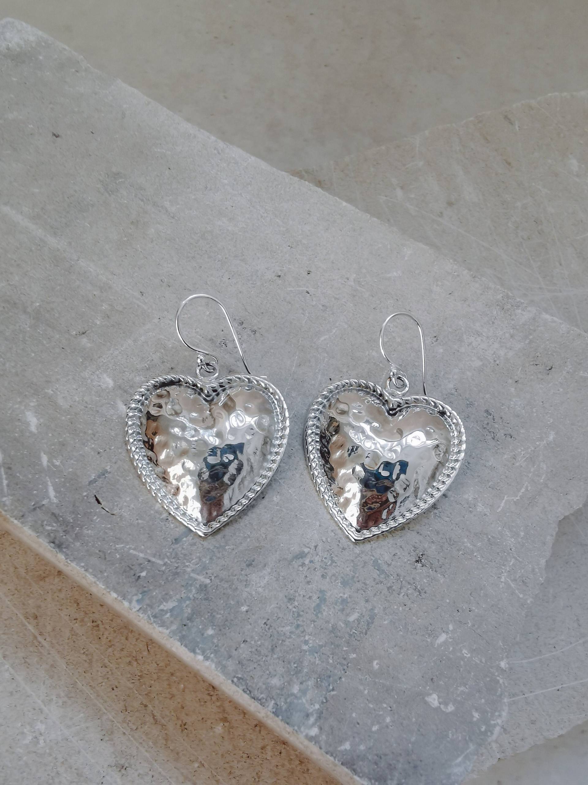 sterling Silber Herzohrringe, 925 Ohrringe Mit Herzanhänger Gehämmert sterling Silber Herzohrringe, 925 Ohrringe Mit Herzanhänger Gehämmert von CocosyBerlin
