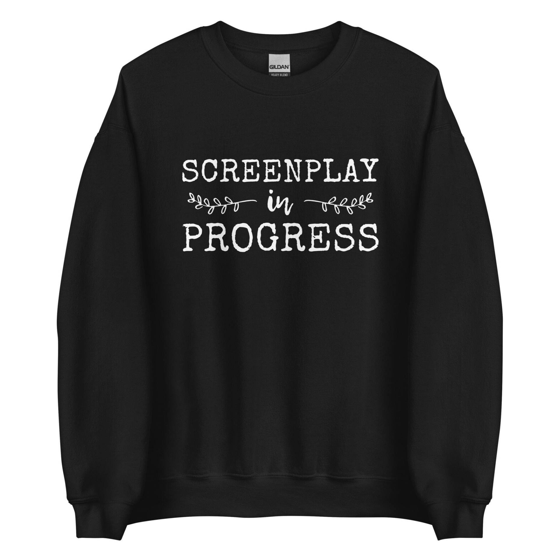 Drehbuch in Produktion - Lustiges Drehbuchschreiber Zitat Spruch Film Humor Studenten Unisex Sweatshirt Drehbuch in Produktion - Lustiges Drehbuchschreiber Zitat Spruch Film Humor Studenten Unisex Sweatshirt von CodeClothesDesign