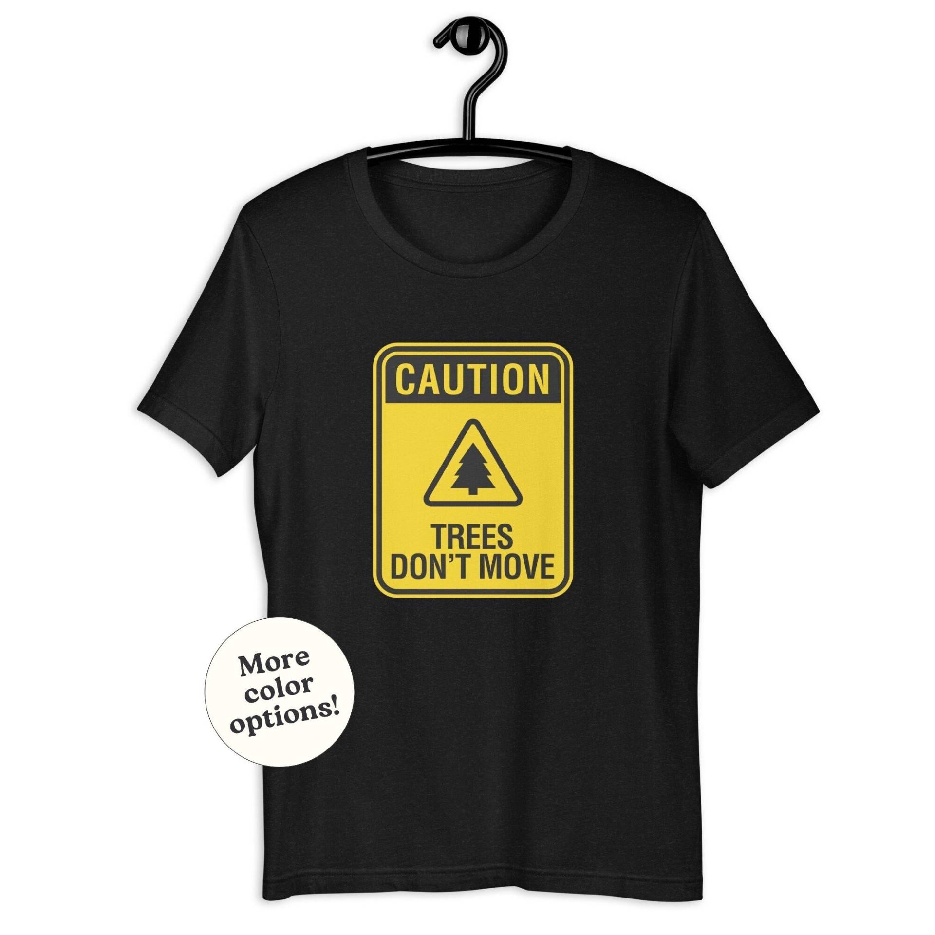 Vorsicht Bäume Bewegen Sich Nicht Unisex T-Shirt, Warnzeichen Für Manneshöhle, Skifahren Snowboarding Downhill Slalom Zitat, Schnee Wintersport Humor Vorsicht Bäume Bewegen Sich Nicht Unisex T-Shirt, Warnzeichen Für Manneshöhle, Skifahren Snowboarding Downhill Slalom Zitat, Schnee Wintersport Humor von CodeClothesDesign