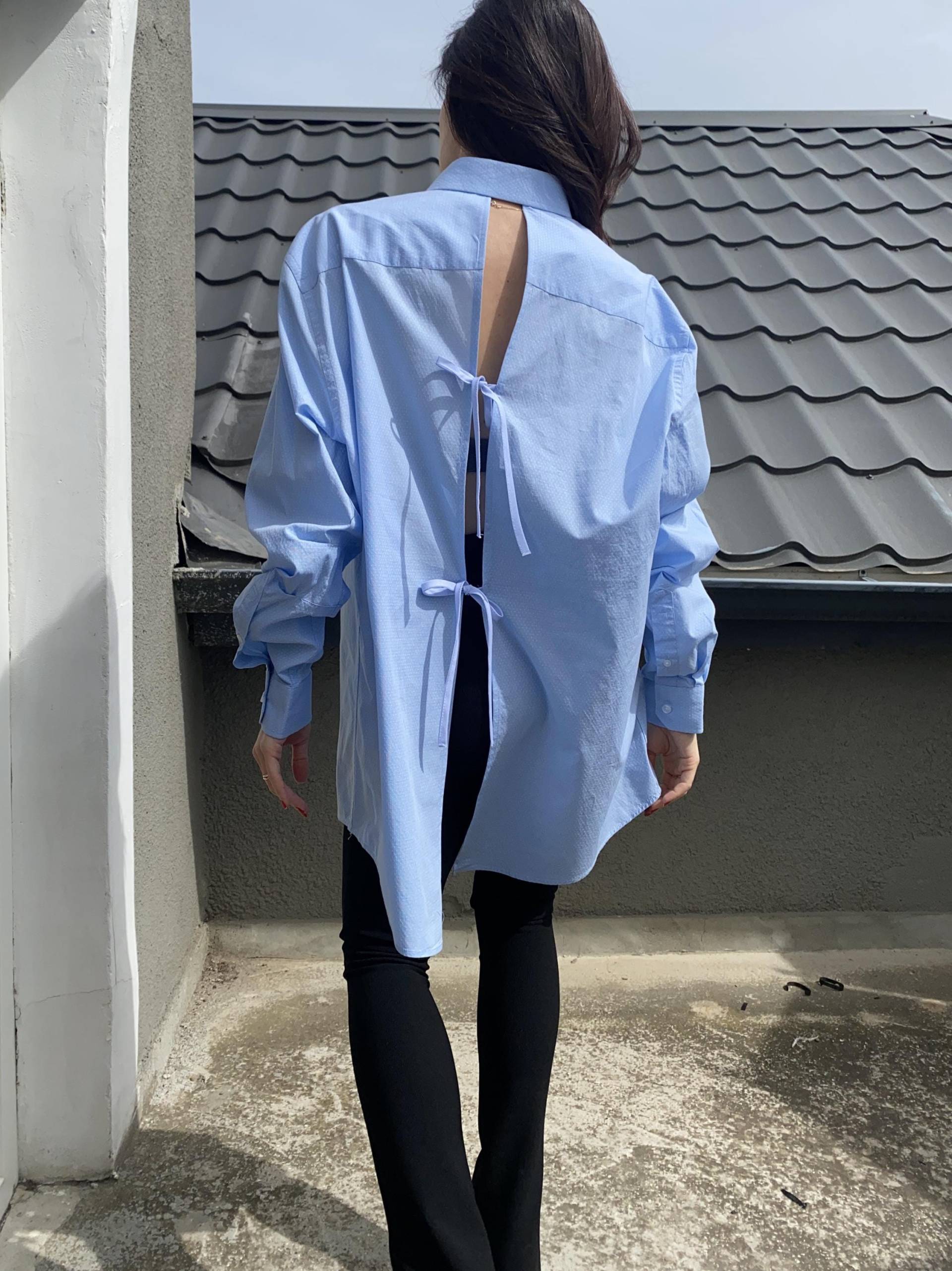 Rekonstruiertes Preloved-Shirt Mit Bindebändern Hinten Und Puffärmeln von CodeModa