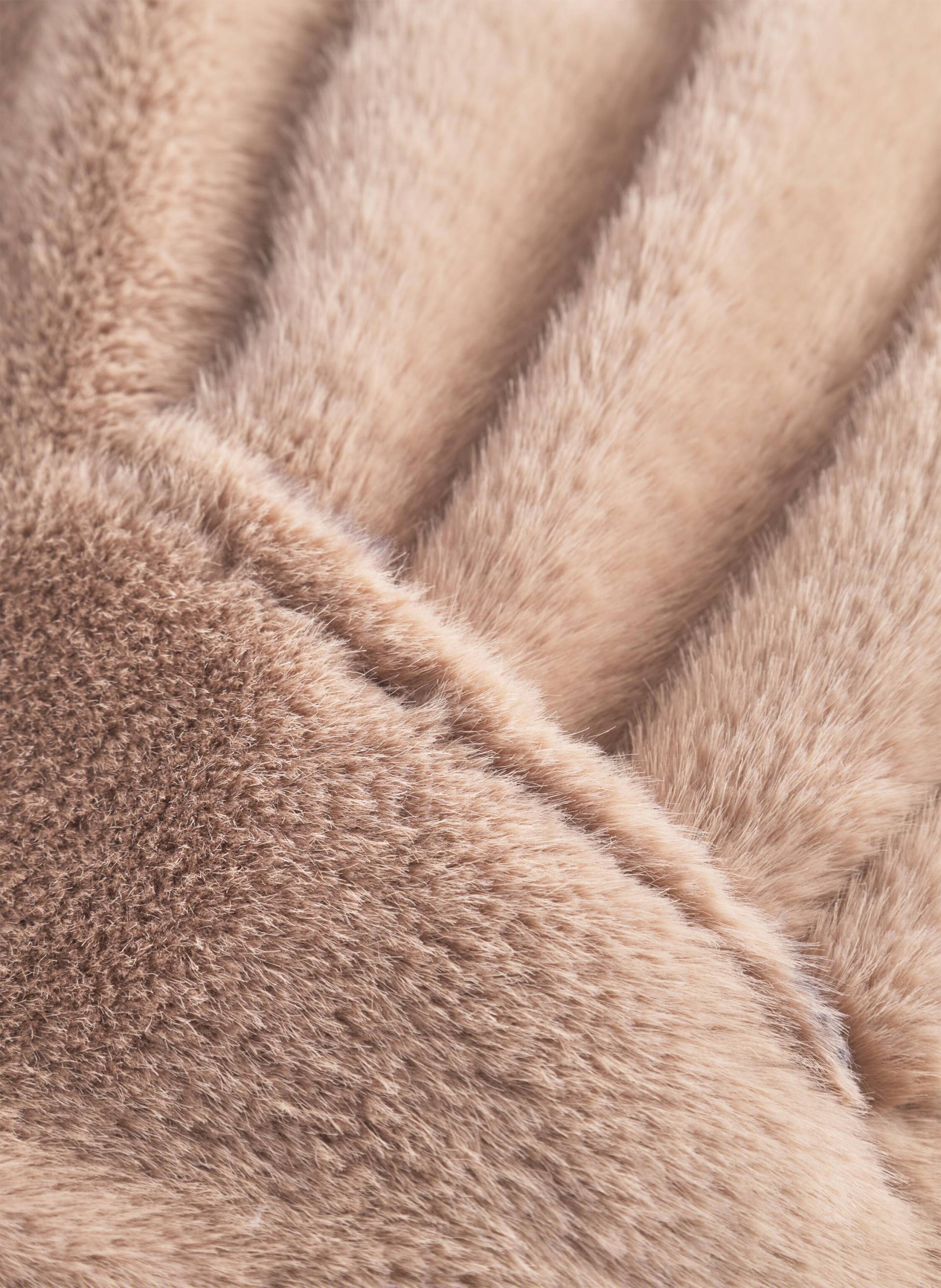 Schal aus flauschigem Teddyfell mit Schlitz beige - Gr. - one size von Codello Lifestyle Accessories GmbH