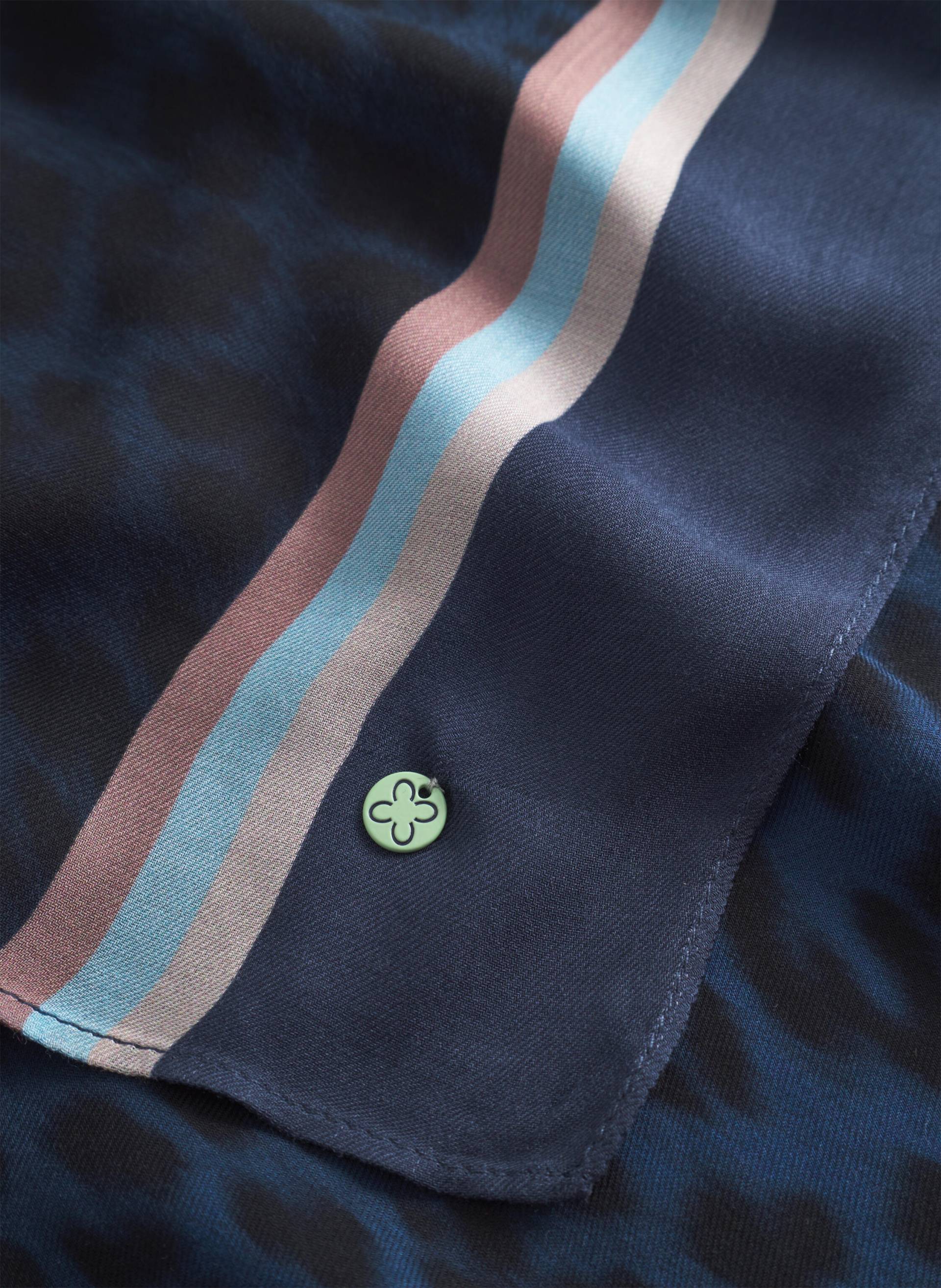 Schal aus fließender Viskose-Faser mit Leoprint blau - Gr. - one size von Codello Lifestyle Accessories GmbH