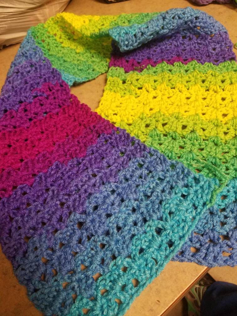 Regenbogen V Masche Häkelschal Regenbogen V Masche Häkelschal von Codysoardsshop