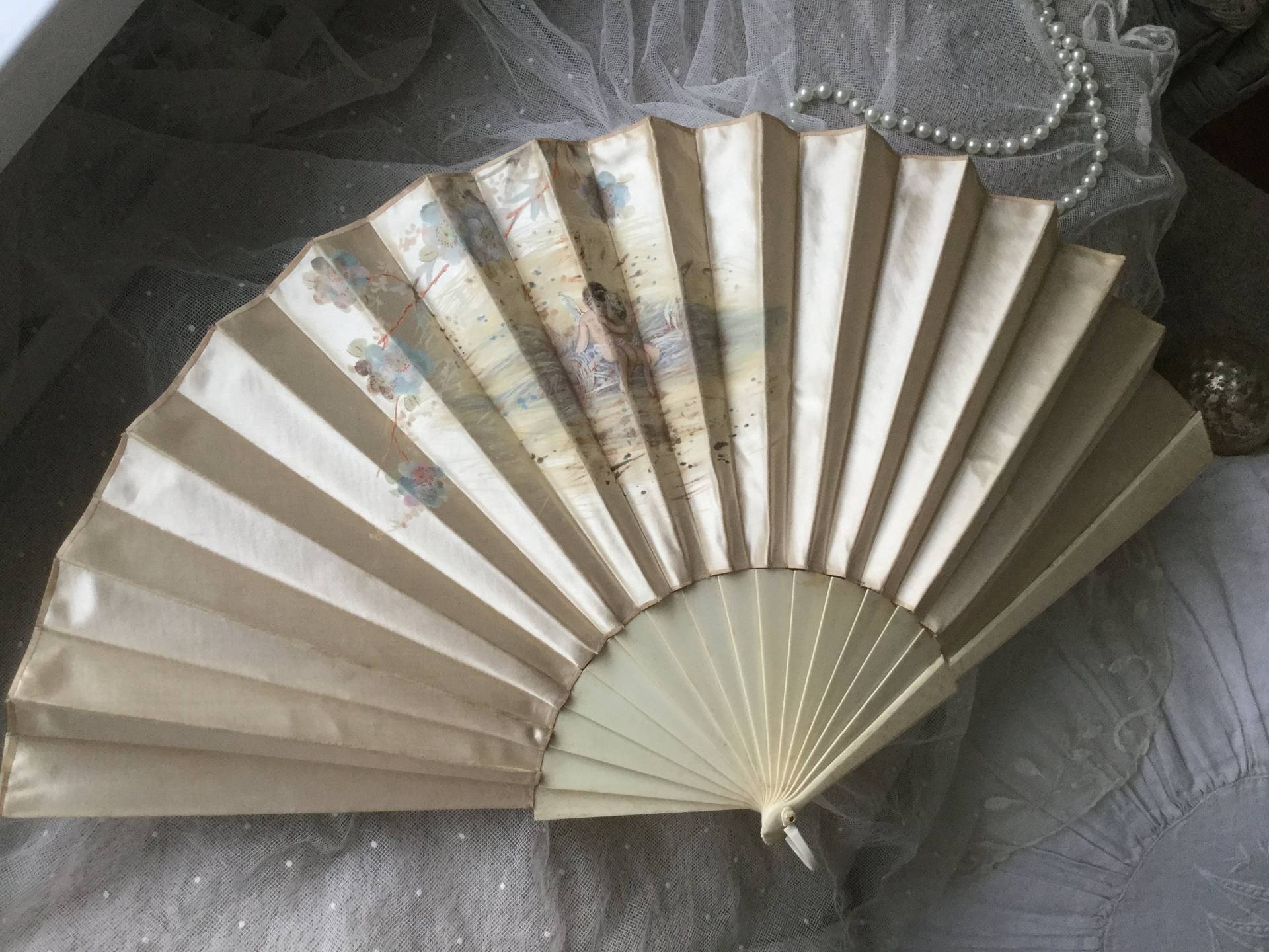 Antik Edwardian Seiden Fächer Handmalerei Silk Fanfächerbeigeoriginal Fan 1920Sdekorationedwardian Styleburlesquehochzeit Antik Edwardian Seiden Fächer Handmalerei Silk Fanfächerbeigeoriginal Fan 1920Sdekorationedwardian Styleburlesquehochzeit von CoeursDeCaschel