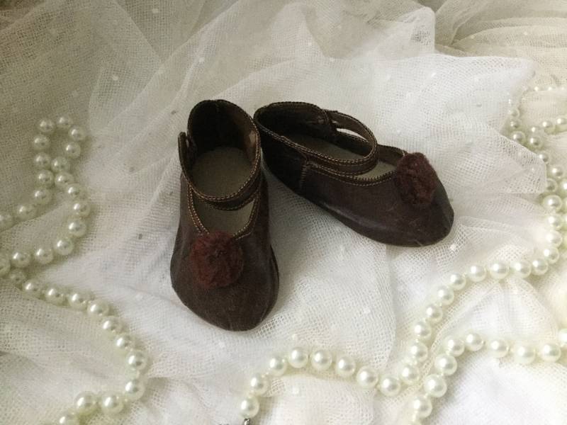 Antike Baby Puppen Schuhe Edwardian Style Leder Beige Braun Knopfstiefelchen Knopfstiefel Gamasche Porzellanknöpfe Viktorian von CoeursDeCaschel