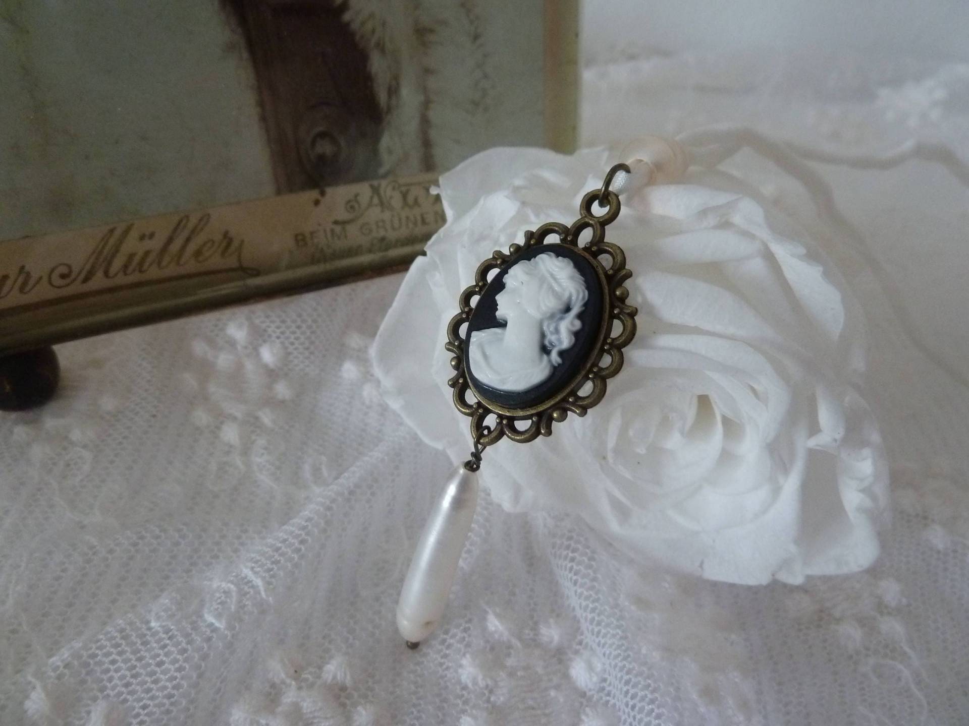 Edwardian Halskette Seidenband Bronzekette Weiß Camée Cabochon Frau Kopf Portrait Biwaperle Süßwasserperle Schwarz Medallion Jugendstil Edwardian Halskette Seidenband Bronzekette Weiß Camée Cabochon Frau Kopf Portrait Biwaperle Süßwasserperle Schwarz Medallion Jugendstil von CoeursDeCaschel