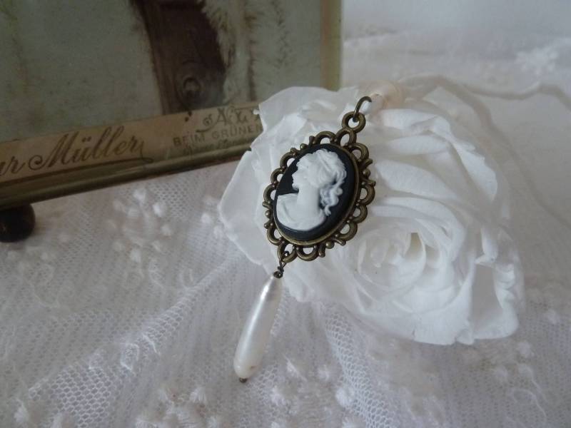 Edwardian Halskette Seidenband Bronzekette Weiß Camée Cabochon Frau Kopf Portrait Biwaperle Süßwasserperle Schwarz Medallion Jugendstil Edwardian Halskette Seidenband Bronzekette Weiß Camée Cabochon Frau Kopf Portrait Biwaperle Süßwasserperle Schwarz Medallion Jugendstil von CoeursDeCaschel