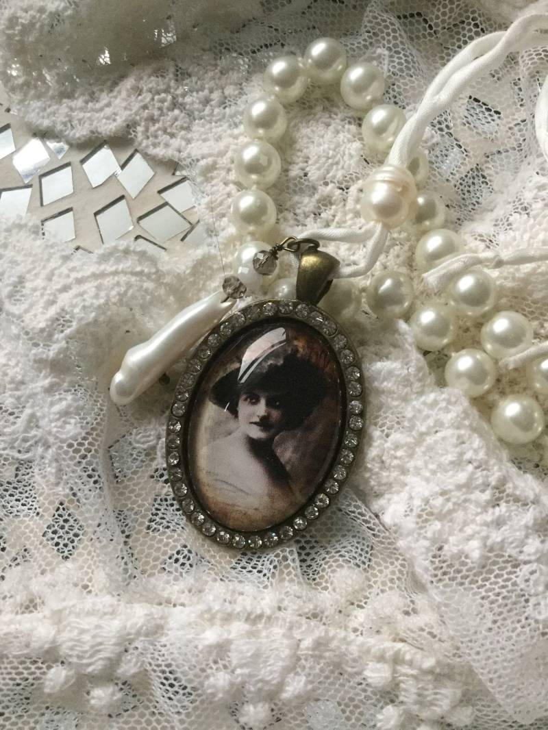Halskette Biwaperle Portrait Cabochon Medallion Süßwasserperle Weiß Braun Seidenband Oder Bronzekette Edwardian-style Weihnacht Schmuck Gift Halskette Biwaperle Portrait Cabochon Medallion Süßwasserperle Weiß Braun Seidenband Oder Bronzekette Edwardian-style Weihnacht Schmuck Gift von CoeursDeCaschel
