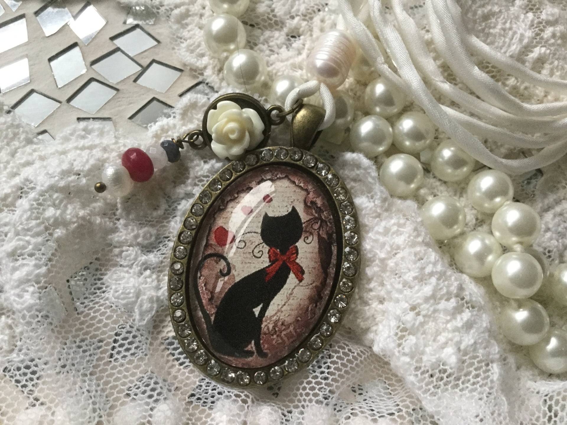 Halskette Medallionkette Seidenband Oder Bronzekette Perle Rose Katze Cabochon Coeursdecaschel Halskette Medallionkette Seidenband Oder Bronzekette Perle Rose Katze Cabochon Coeursdecaschel von CoeursDeCaschel