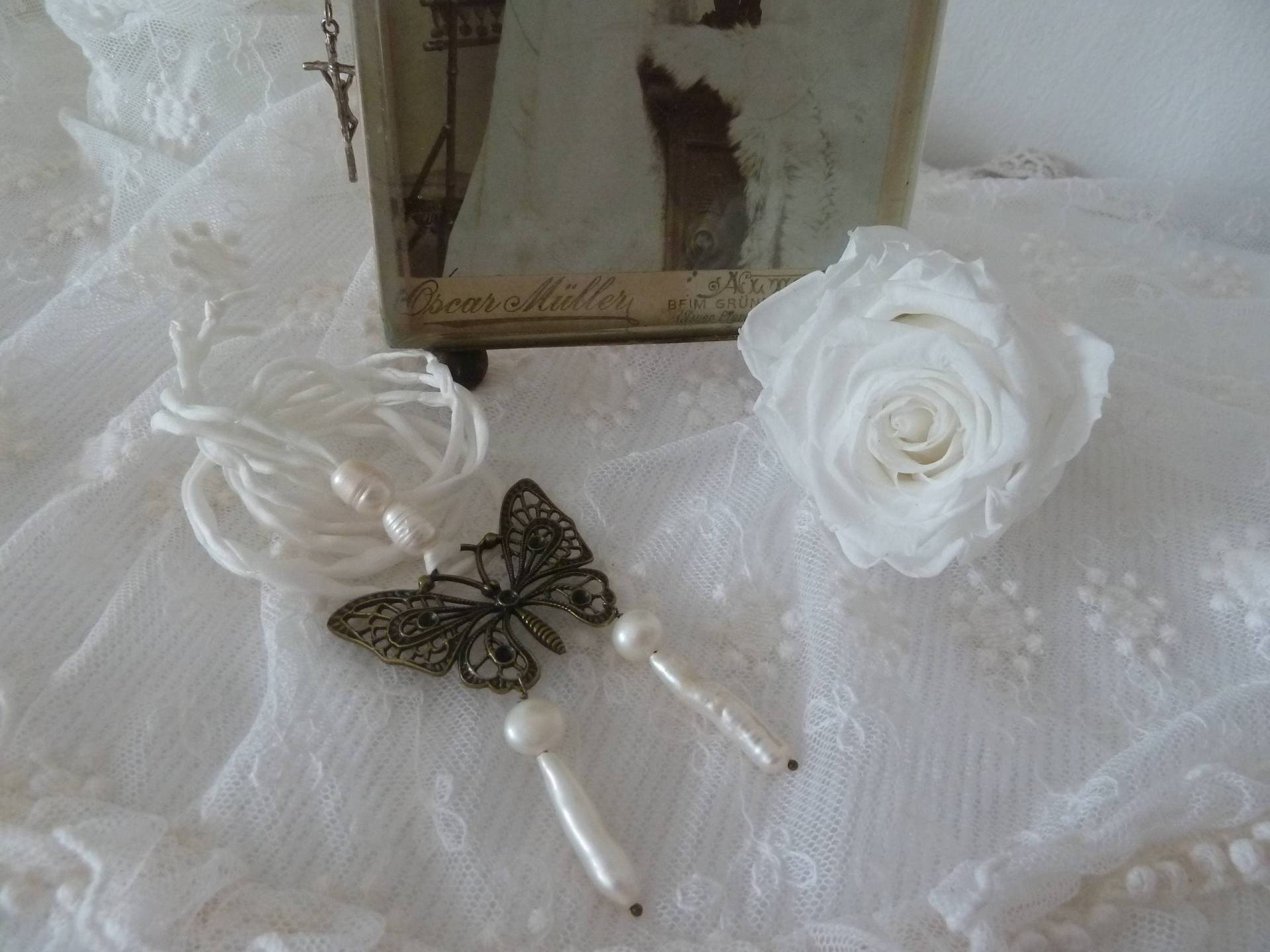 Halskette Seidenband Statementkette Biwaperle Schmetterling Jugendstilkette Süßwasserperle Jugendstil Weiß Butterfly Weihnacht Halskette Seidenband Statementkette Biwaperle Schmetterling Jugendstilkette Süßwasserperle Jugendstil Weiß Butterfly Weihnacht von CoeursDeCaschel