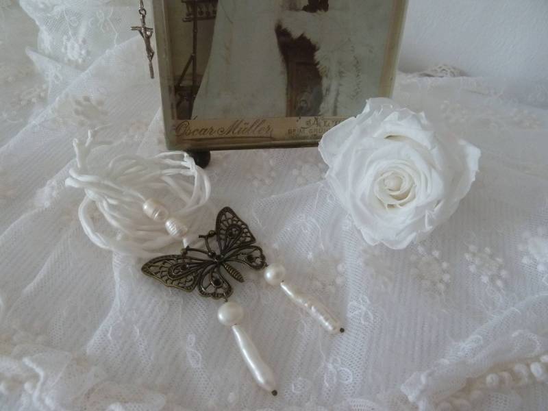 Halskette Seidenband Statementkette Biwaperle Schmetterling Jugendstilkette Süßwasserperle Jugendstil Weiß Butterfly Weihnacht Halskette Seidenband Statementkette Biwaperle Schmetterling Jugendstilkette Süßwasserperle Jugendstil Weiß Butterfly Weihnacht von CoeursDeCaschel