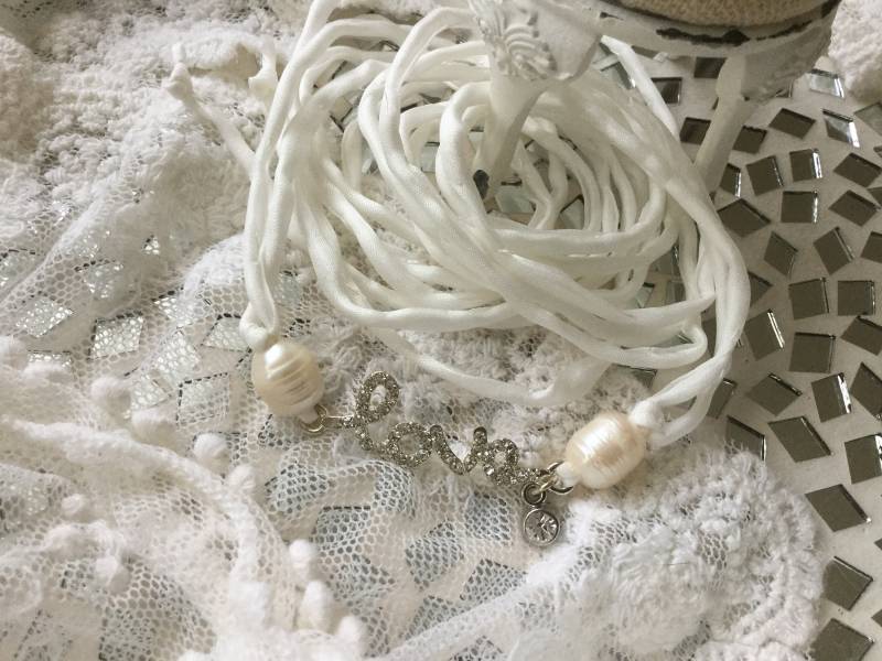 Kropfband Oktoberfest Halsband Wickelarmband Seide Perlen"Love"strass Süßwasserperle Seidenband Weiß Glücksbringer Fatimas Hand Emaille Blau Kropfband Oktoberfest Halsband Wickelarmband Seide Perlen"Love"strass Süßwasserperle Seidenband Weiß Glücksbringer Fatimas Hand Emaille Blau von CoeursDeCaschel