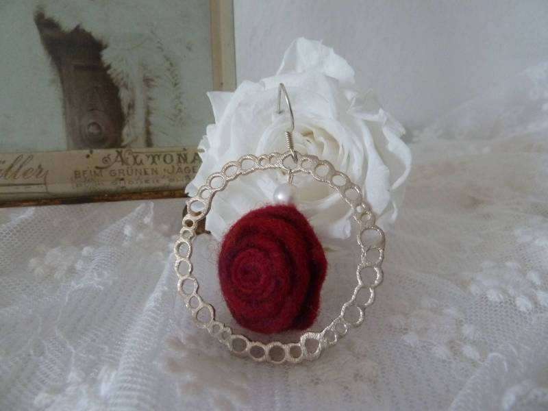 Ohrring Earing Ohrhänger Filz Rose Rot Süßwasserperle Weiß Sterlingsilber 925 Edwardian Style Jugendstil Muttertag Creole Ohrring Earing Ohrhänger Filz Rose Rot Süßwasserperle Weiß Sterlingsilber 925 Edwardian Style Jugendstil Muttertag Creole von CoeursDeCaschel