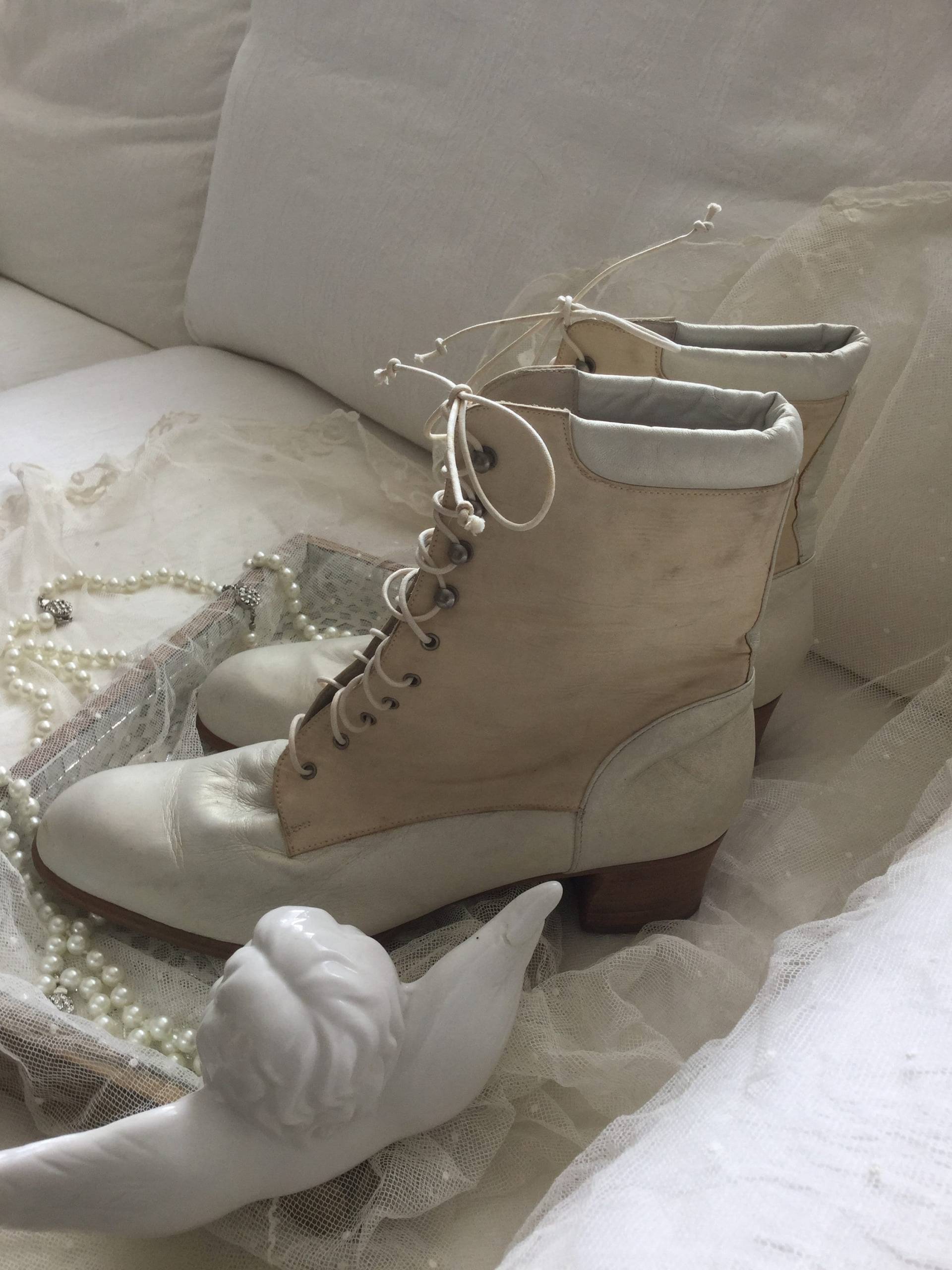 Vintage Schnürstiefeletten Galoschen Gamaschen Stiefel Weiß Beige Leder Gr. 40 Vintage Schnürstiefeletten Galoschen Gamaschen Stiefel Weiß Beige Leder Gr. 40 von CoeursDeCaschel