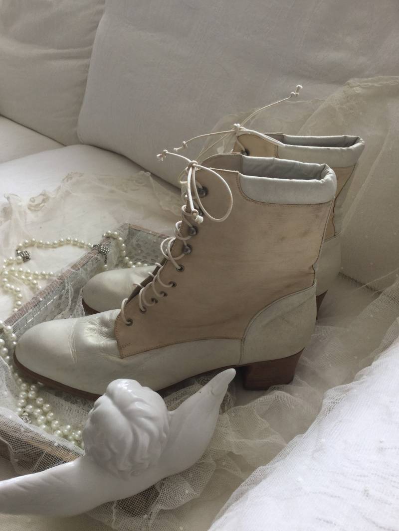 Vintage Schnürstiefeletten Galoschen Gamaschen Stiefel Weiß Beige Leder Gr. 40 von CoeursDeCaschel