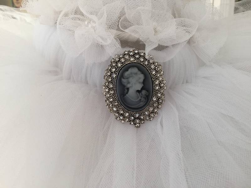 Vintage Strass Camee Brosche Groß Brooch Anhänger Grau Weiß Silber Brocante Hochzeit Valentinstag Vintage Strass Camee Brosche Groß Brooch Anhänger Grau Weiß Silber Brocante Hochzeit Valentinstag von CoeursDeCaschel