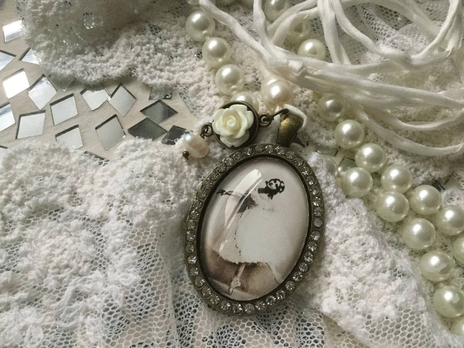 strass Kette Süßwasserperle Rose Cabochon Ballerina Medallion Edwardian-style Weiß Seidenband Oder Bronzekette Valentine Coeursdecaschel strass Kette Süßwasserperle Rose Cabochon Ballerina Medallion Edwardian-style Weiß Seidenband Oder Bronzekette Valentine Coeursdecaschel von CoeursDeCaschel