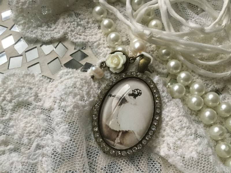 strass Kette Süßwasserperle Rose Cabochon Ballerina Medallion Edwardian-style Weiß Seidenband Oder Bronzekette Valentine Coeursdecaschel strass Kette Süßwasserperle Rose Cabochon Ballerina Medallion Edwardian-style Weiß Seidenband Oder Bronzekette Valentine Coeursdecaschel von CoeursDeCaschel