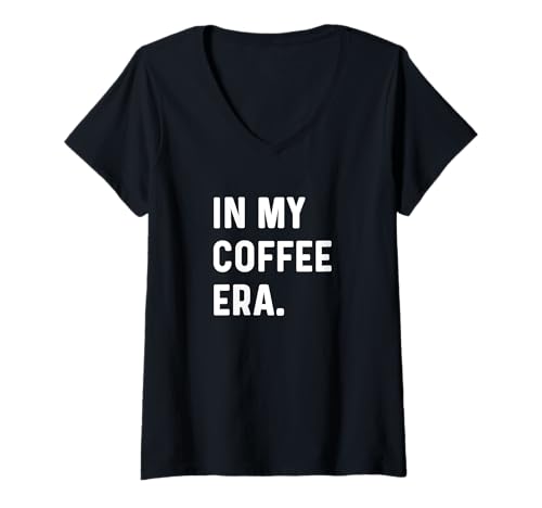 Damen In My Coffee Era - Barista Shop Latte-Coffeinbohnen T-Shirt mit V-Ausschnitt Damen In My Coffee Era - Barista Shop Latte-Coffeinbohnen T-Shirt mit V-Ausschnitt von Coffee Drinking Apparel for Men Women by RJ