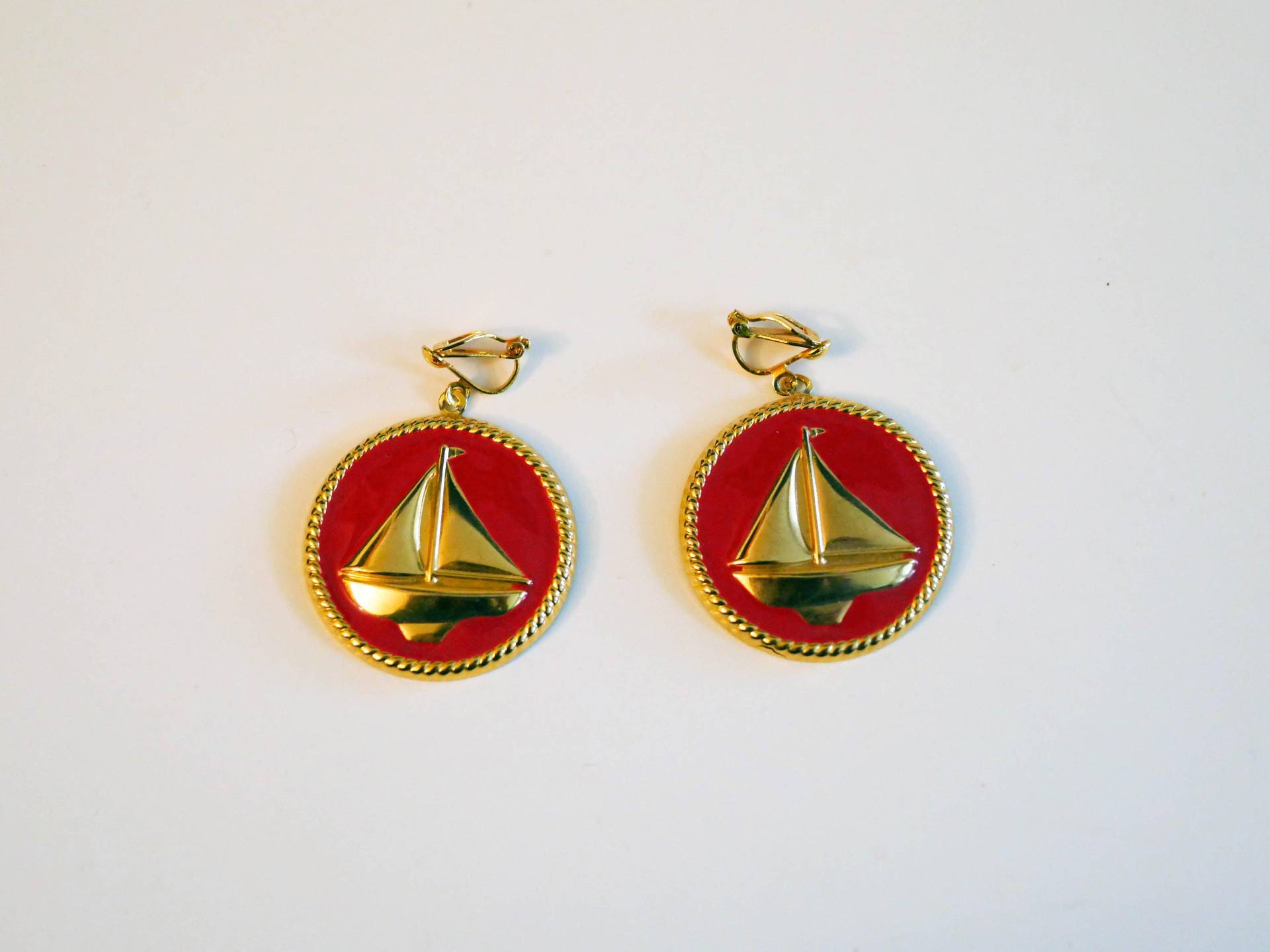 80Er Jahre Segelboot Ohrclips Rot Und Gold/Neuheit Runde Schiff Ohrring Set Metallic Clip-Ons 80Er Jahre Segelboot Ohrclips Rot Und Gold/Neuheit Runde Schiff Ohrring Set Metallic Clip-Ons von CoffeeBreakClothing