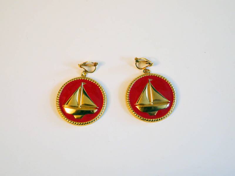 80Er Jahre Segelboot Ohrclips Rot Und Gold/Neuheit Runde Schiff Ohrring Set Metallic Clip-Ons 80Er Jahre Segelboot Ohrclips Rot Und Gold/Neuheit Runde Schiff Ohrring Set Metallic Clip-Ons von CoffeeBreakClothing