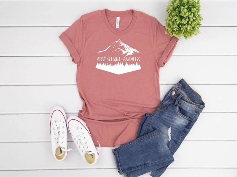 Adventure Awaits T-Shirt - Berge Und Bäume Shirt Naturliebhaber Outdoorsy Camping Umweltfreundliche Kleidung von CoffeeNTees