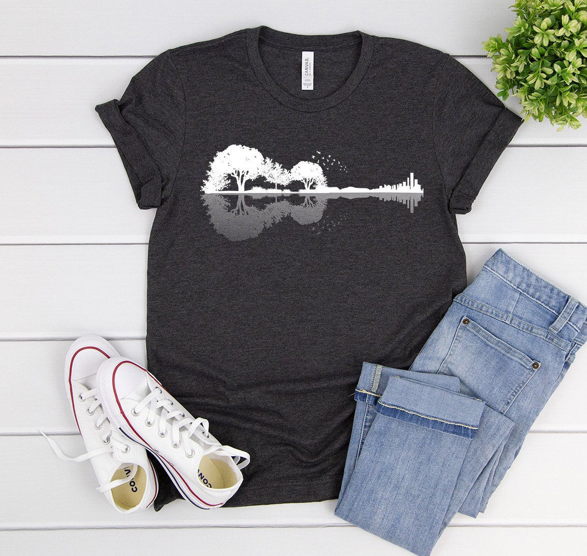 Guitar & Trees Reflection T-Shirt - Musiker Shirt Musik Und Natur Liebhaber Umweltfreundliches Gitarristen Geschenk Rock Tees Guitar & Trees Reflection T-Shirt - Musiker Shirt Musik Und Natur Liebhaber Umweltfreundliches Gitarristen Geschenk Rock Tees von CoffeeNTees