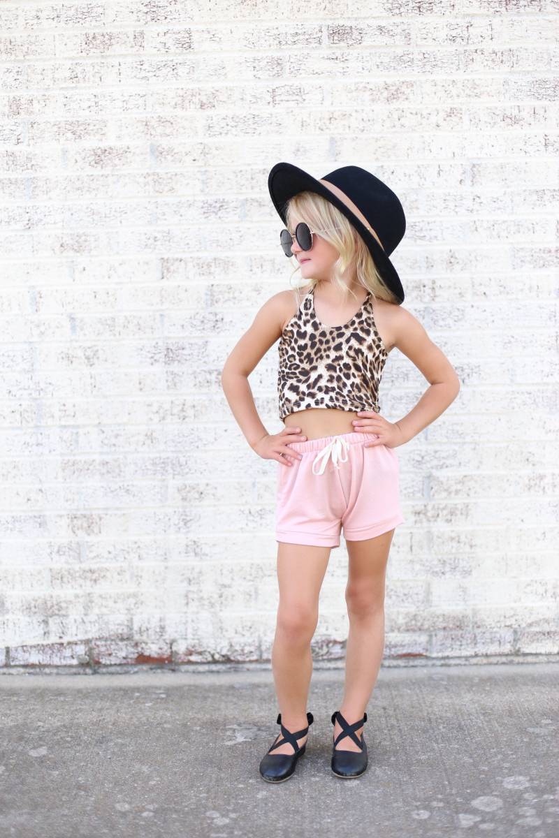 Mädchen Leopard Neckholder Crop Top Mit Pink Bummie Shorts Set von CoffeeTalkClothingCo
