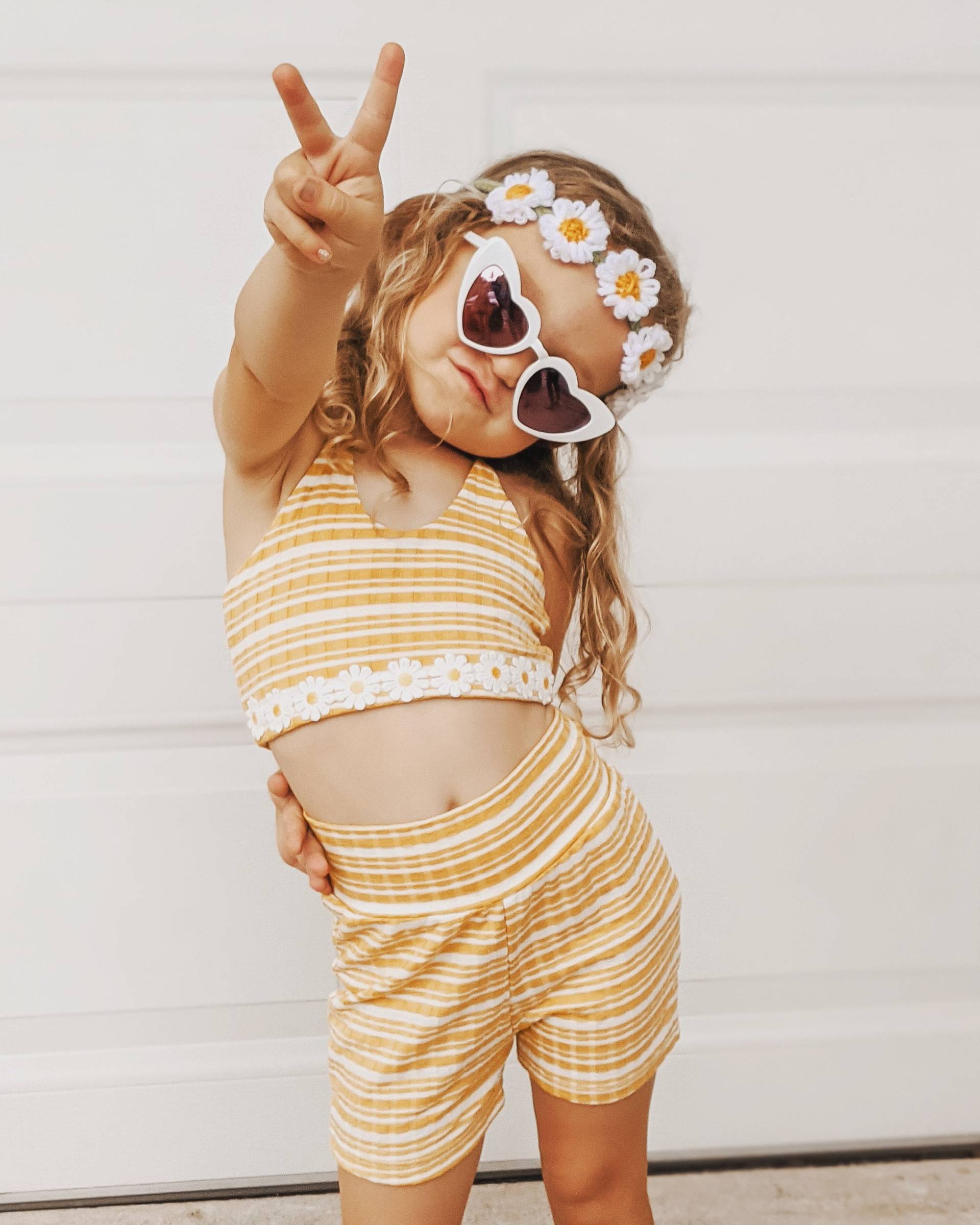 Neu Mädchen Sunny Gelb Daisy Stripe Set, Halfter-Set, Neckholder-Crop-Top, Gelbe Streifen Bummies, Kleinkind-Boho-Set, Mädchenkleidungssets, Boho von CoffeeTalkClothingCo