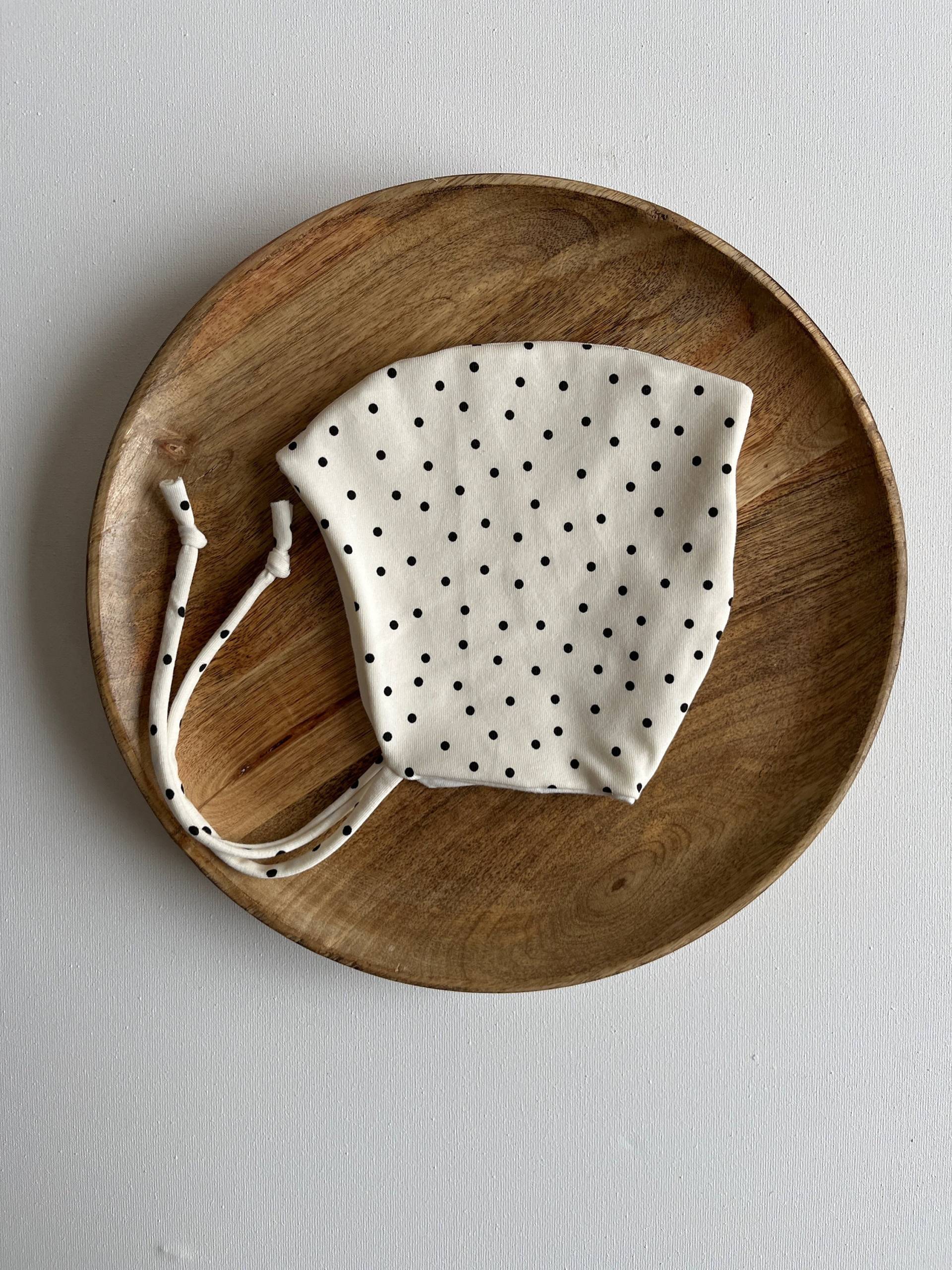 Babymütze " P Ü N K T C H E N" Zwergenmütze Wendezipfelmütze Baby, Punkte, Weiß Schwarz von CogaDesign