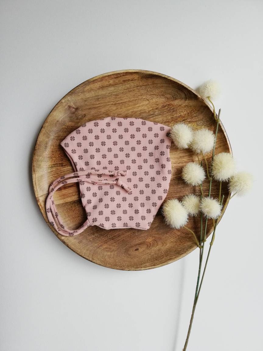 Babymütze "R E T R O F L W R" Zwergenmütze Baby Jersey, Rosa von CogaDesign