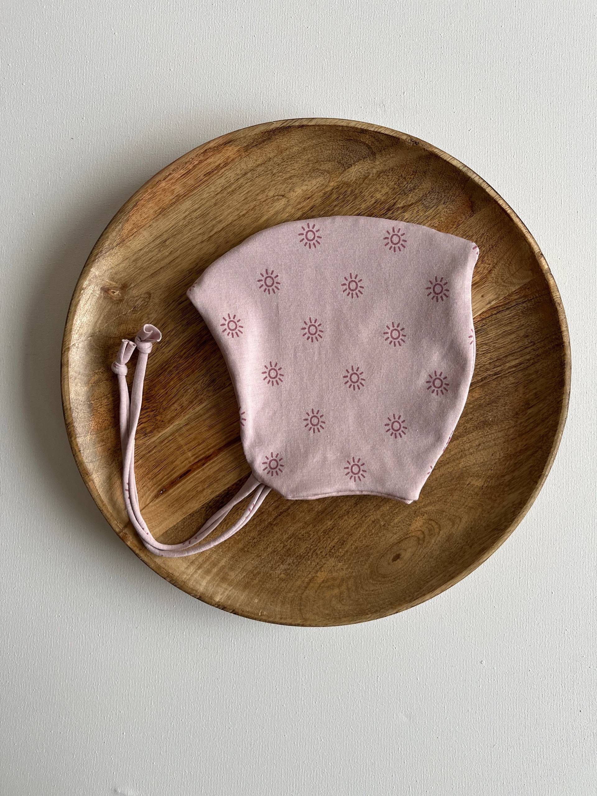 Babymütze " S U N" Mütze Zum Binden Zwergenmütze Wendezipfelmütze Baby, Rosa von CogaDesign