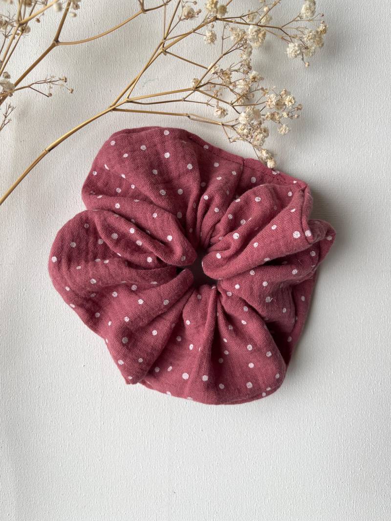 xxl Scrunchie, Haargummi, Zopfgummi Musselin Altrosa Gepunktet von CogaDesign