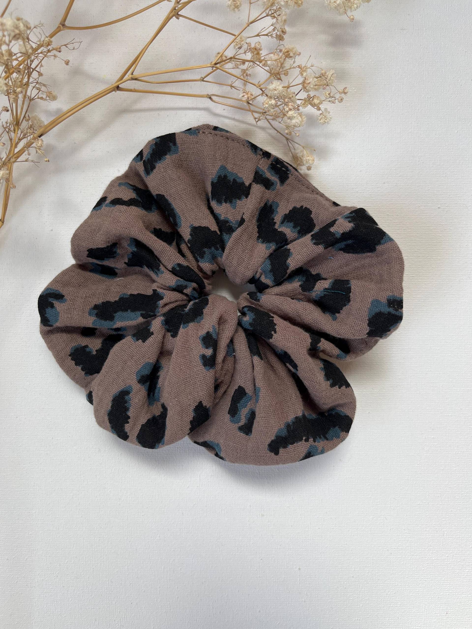 xxl Scrunchie, Haargummi, Zopfgummi Musselin Braun Schwarz Leoprint von CogaDesign