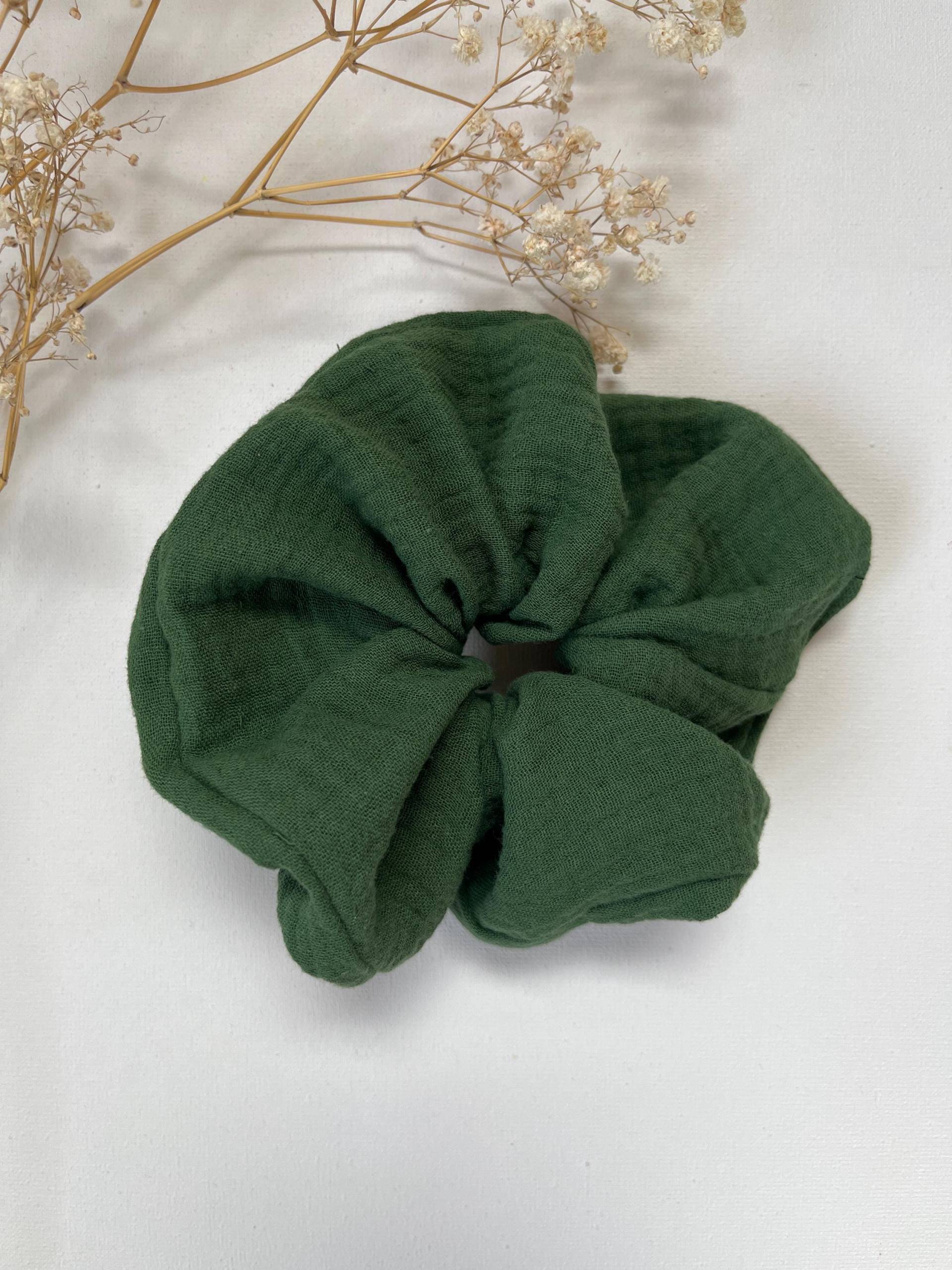 xxl Scrunchie, Haargummi, Zopfgummi Musselin Dunkelgrün von CogaDesign