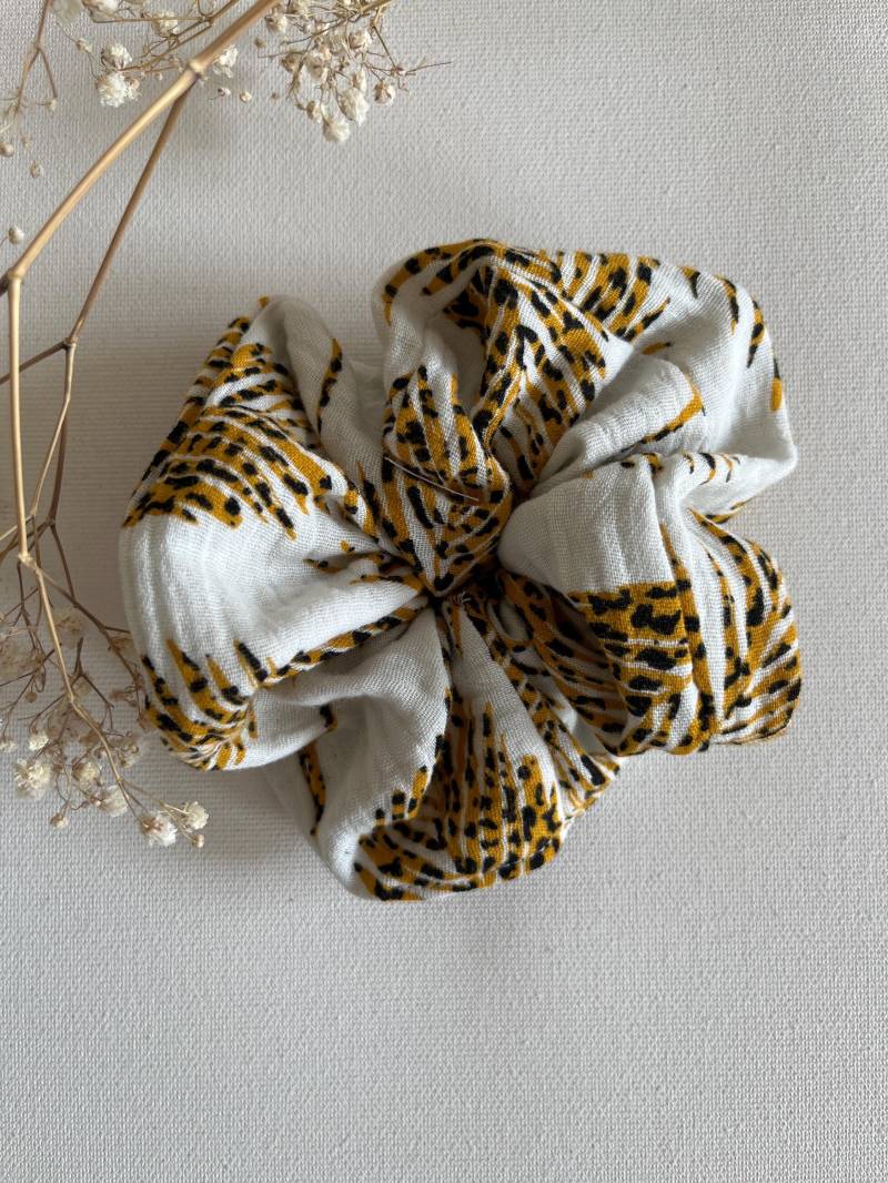 xxl Scrunchie, Haargummi, Zopfgummi Musselin Leoprint von CogaDesign