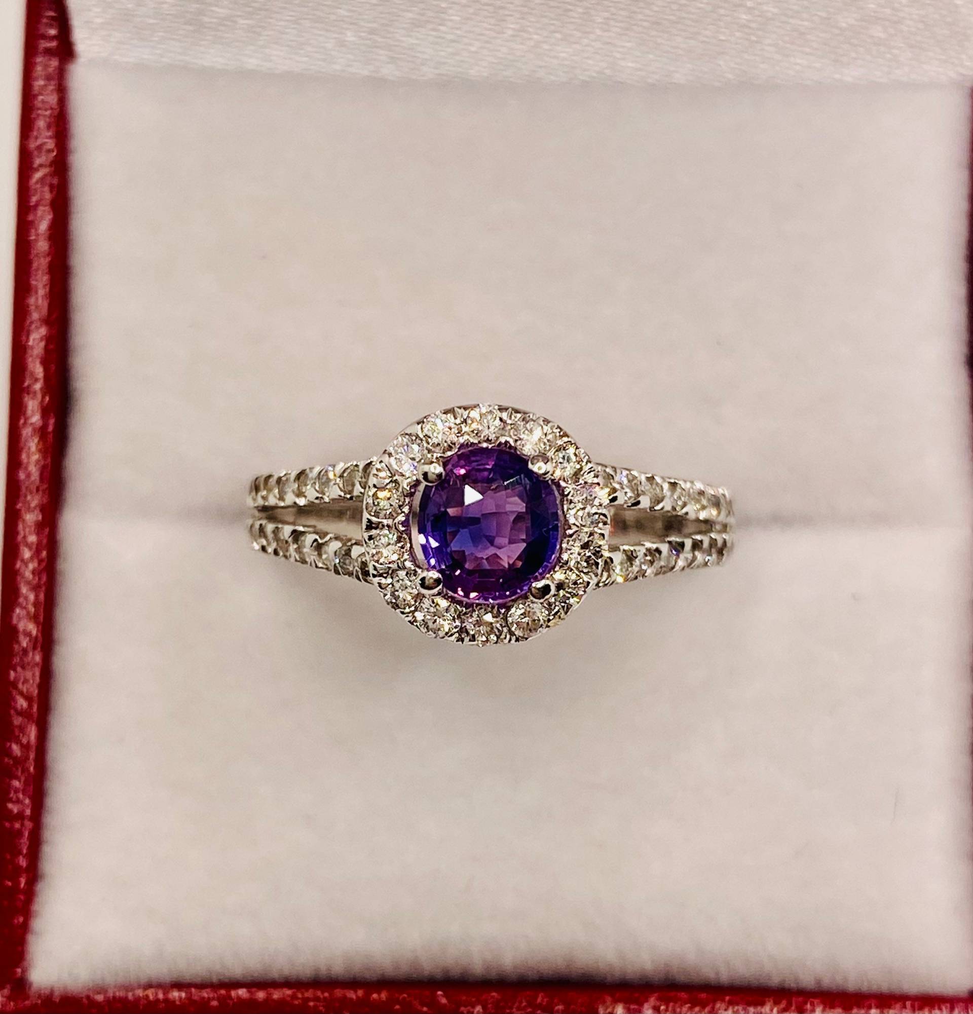 Atemberaubende 14K Weißgold Natural Purple Keine Wärme Saphir Diamant Halo Ring Atemberaubende 14K Weißgold Natural Purple Keine Wärme Saphir Diamant Halo Ring von CohenBrilliants