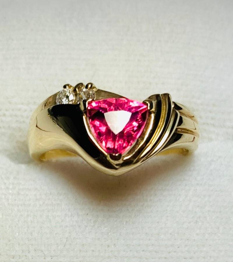 Atemberaubender Vintage 14K Gelbgold Und Natürlicher Turmalin Im Trillionschliff von CohenBrilliants