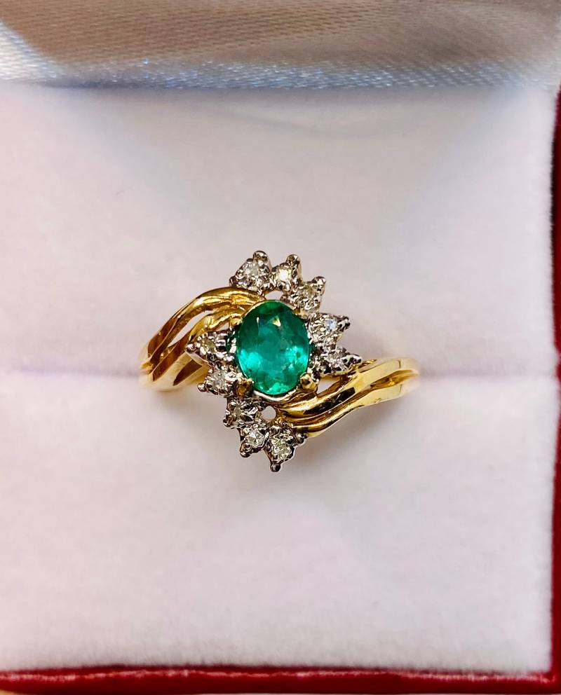 Schöne Vintage 14K Gelbgold Natürliche Oval Form Smaragd Diamant Ring von CohenBrilliants
