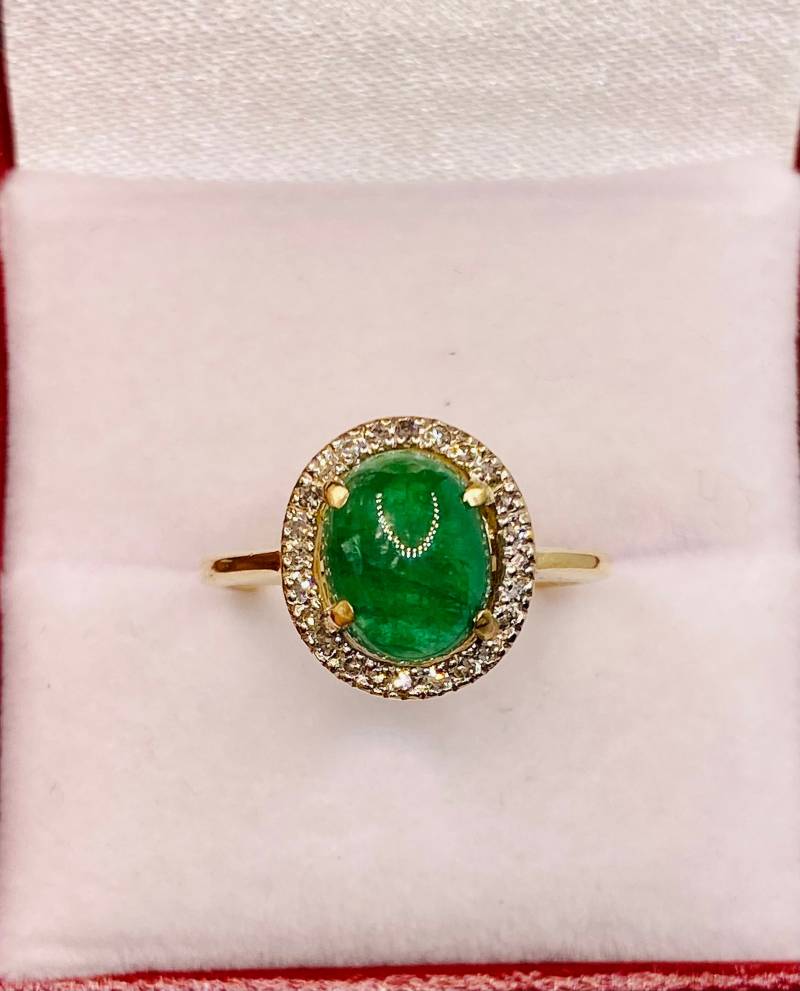 Vintage 14K Gelbgold Natürliche Oval Form Cabochon Smaragd Diamant Ring von CohenBrilliants